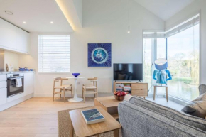 Luxury Central Apt - Riverside Views & Parking